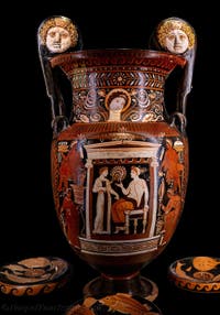 Krater mit Voluten, Verstorbene und Dienerin in einem Naiskos, Galleria d’Italia Zevallos in Neapel, Italien