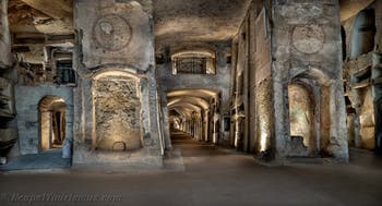 Unterer Vorraum der Katakomben von San Gennaro in Neapel, Italien