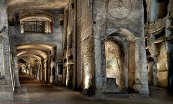 Unterer Vorraum der Katakomben von San Gennaro in Neapel, Italien