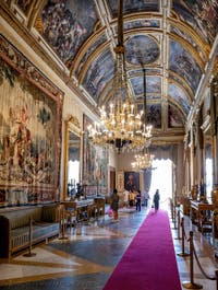 Der Botschafter-Saal im Königspalast von Neapel in Italien und die Fresken von Belisario Corenzio