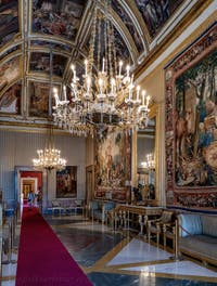 Der Botschafter-Saal im Königspalast von Neapel in Italien und die Fresken von Belisario Corenzio