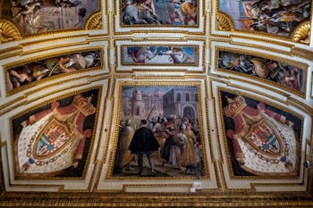 Der Botschafter-Saal im Königspalast von Neapel in Italien und die Fresken von Belisario Corenzio