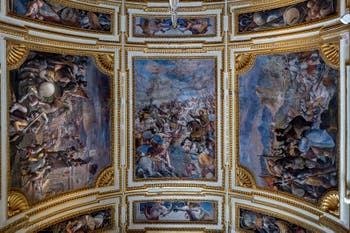 Der Botschafter-Saal im Königspalast von Neapel in Italien und die Fresken von Belisario Corenzio