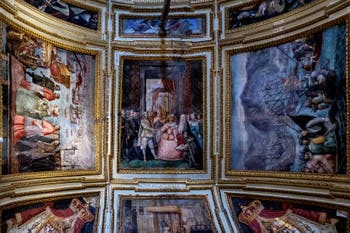Der Botschafter-Saal im Königspalast von Neapel in Italien und die Fresken von Belisario Corenzio