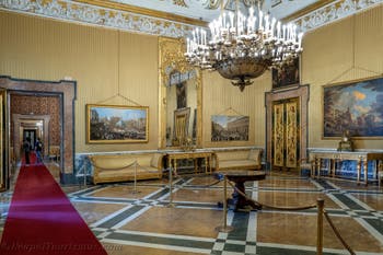 Der dritte Salon der Königin im Königspalast von Neapel in Italien