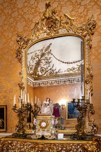 Der erste Salon der Königin im Königspalast von Neapel in Italien