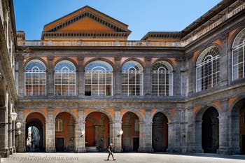Der Innenhof des Königspalasts in Neapel, Italien