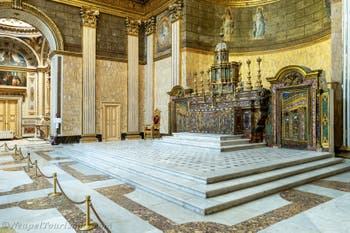 Altar der Kapelle des Königspalasts in Neapel, Italien