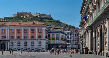Die Piazza del Plebiscito, der Königspalast und im Hintergrund das Castel Sant'Elmo und die Certosa di San Martino in Neapel, Italien
