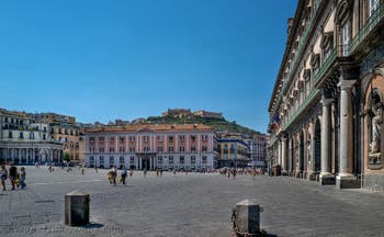 Die Piazza del Plebiscito und der Königspalast in Neapel, Italien