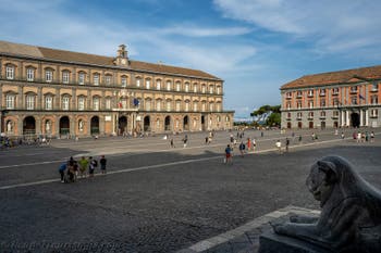 Die Piazza del Plebiscito und der Königspalast in Neapel, Italien