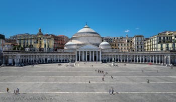 Die Piazza del Plebiscito in Neapel, Italien