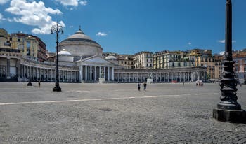Die Piazza del Plebiscito in Neapel, Italien