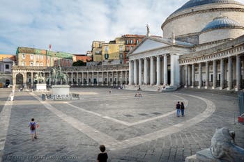 Die Piazza del Plebiscito in Neapel, Italien