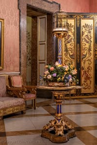 Beistelltisch mit Vogelkäfig, Blumenstrauß und Ansichten von Sankt Petersburg, Flamanden-Saal im Königspalast von Neapel