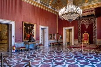 Der Thronsaal des Königspalasts von Neapel in Italien