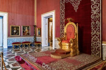 Der Thronsaal des Königspalasts von Neapel in Italien