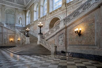 Die Prunktreppe des Königspalasts in Neapel, Italien