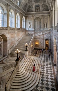 Die Prunktreppe des Königspalasts in Neapel, Italien