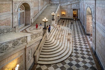Die Prunktreppe des Königspalasts in Neapel, Italien