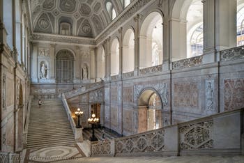 Die Prunktreppe des Königspalasts in Neapel, Italien