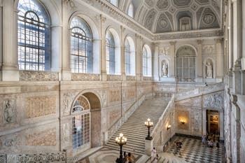 Die Prunktreppe des Königspalasts in Neapel, Italien