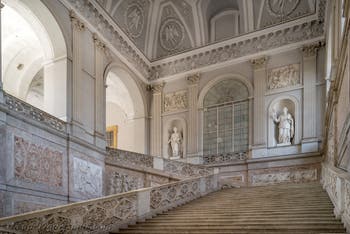 Die Prunktreppe des Königspalasts in Neapel, Italien