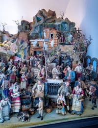 Die Weihnachtskrippe in der Palatinischen Kapelle des Königspalasts in Neapel, Italien
