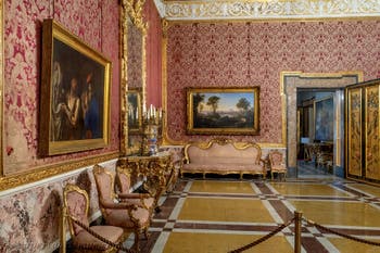 Der zweite Salon der Königin im Königspalast von Neapel in Italien