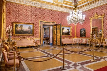 Der zweite Salon der Königin im Königspalast von Neapel in Italien