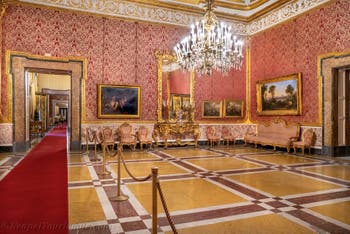 Der zweite Salon der Königin im Königspalast von Neapel in Italien