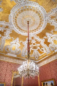 Der zweite Salon der Königin im Königspalast von Neapel in Italien