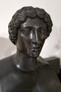 Kopf einer Amazone nach dem Vorbild von Mattei, Phidias zugeschrieben, Villa dei Papiri, quadratischer Säulenhof, Herculaneum, Archäologisches Museum von Neapel, Italien