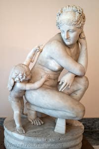 Aphrodite als hockende Venus mit Amor, Farnese-Sammlung, Archäologisches Museum von Neapel
