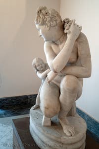 Aphrodite als hockende Venus mit Amor, Farnese-Sammlung, Archäologisches Museum von Neapel