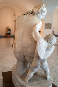 Aphrodite als hockende Venus mit Amor, Farnese-Sammlung, Archäologisches Museum von Neapel