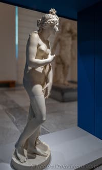 Die sittsame Aphrodite nach kapitolischem Vorbild, Herculaneum, Archäologisches Museum von Neapel in Italien