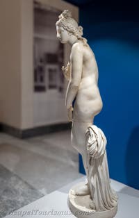Die sittsame Aphrodite nach kapitolischem Vorbild, Herculaneum, Archäologisches Museum von Neapel in Italien
