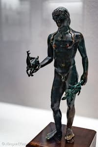 Stehender Apollon mit einem Hirsch und einem Lorbeerzweig, Pompeji, Archäologisches Museum von Neapel in Italien
