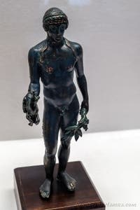 Stehender Apollon mit einem Hirsch und einem Lorbeerzweig, Pompeji, Archäologisches Museum von Neapel in Italien