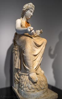 Apollon auf einem Dreifuß sitzend, Herculaneum, Archäologisches Museum von Neapel in Italien