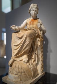 Apollon auf einem Dreifuß sitzend, Herculaneum, Archäologisches Museum von Neapel in Italien