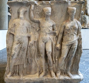 Tiberius-Sockel mit den Städten Philadelphie, Tmolos und Kyme, Archäologisches Museum von Neapel in Italien