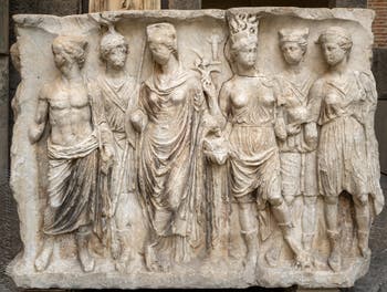 Tiberius-Sockel mit den Städten Temnos, Kibyra, Myrina, Ephesos, Apollonidea und Hyrkania, Archäologisches Museum von Neapel in Italien
