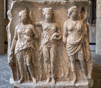 Tiberius-Sockel mit den Städten Mostene, Aegae und Hierokaisareia, Archäologisches Museum von Neapel in Italien