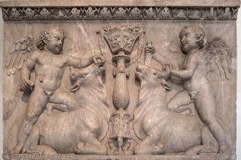 Zwei Amoren, die Stiere opfern, Farnese-Sammlung, Archäologisches Museum von Neapel, Italien