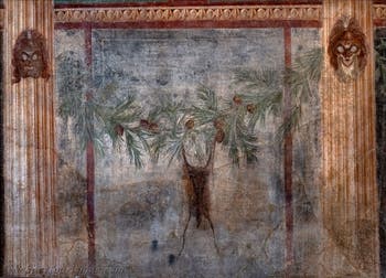 Wandgemälde mit tragischen Masken und Säulen, Pompeji, Casa degli Scienziati, Archäologisches Museum von Neapel