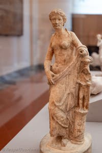 Halbnackte Venus, die sich an eine Säule lehnt und ein Idol hält, Casa di Epidio Rufo, Pompeji, Archäologisches Museum von Neapel in Italien