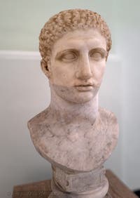Riesiger Kopf des jungen Herkules, Farnese-Sammlung, Archäologisches Museum von Neapel in Italien