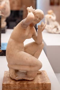 Die hockende Venus Anadyomene beim Frisieren, Casa del Triclino, Pompeji, Archäologisches Museum von Neapel in Italien
